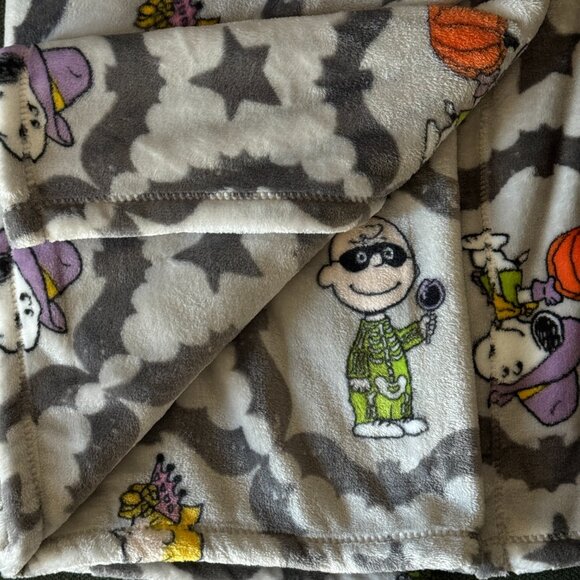 Peanuts Snoopy Extra long plush Halloween throw blanket | Grey Snoopy blanket - Picture 2 of 6